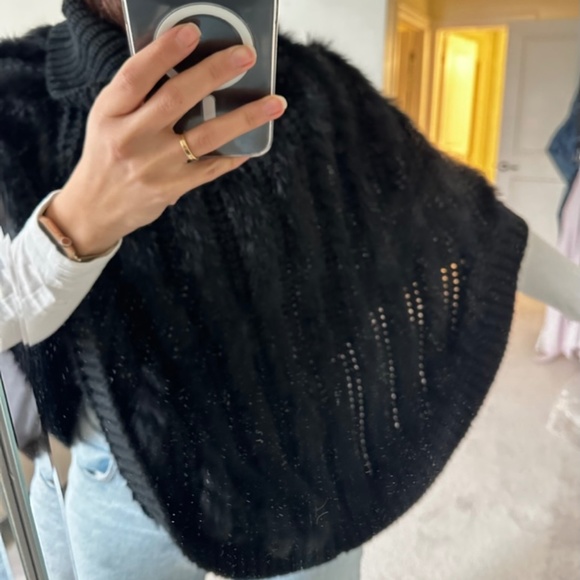 Black Poncho With Fur - Picture 1 of 3